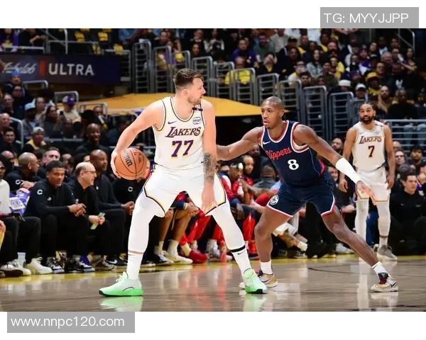 湖人对决快船圣诞大战直播全程回顾与精彩瞬间分析