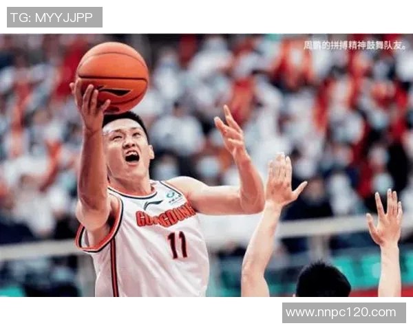 周鹏：从篮球场上的拼搏者到生活中的榜样，展现不屈精神与团队力量