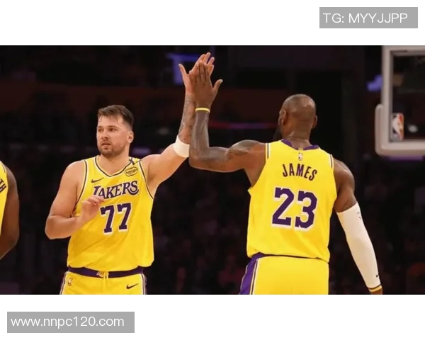 湖人队以40分优势战胜骑士队展现强大实力与团队配合